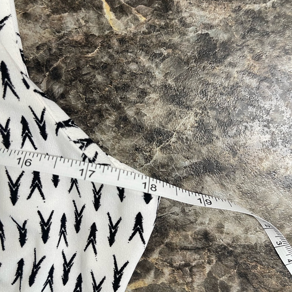 Rafaella Women's Sleeveless Tank Top M Black & White Geometric Arrow Print - Picture 7 of 8